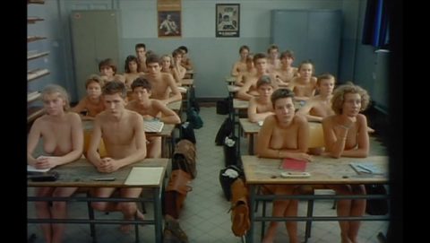 全裸で学校の授業を受ける生徒たちが撮影される。何の宗教なの？？ｗｗｗｗｗ（エロ画像）・8枚目
