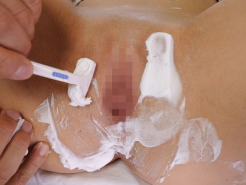 マンコに生えた陰毛を処理してる最中の女性たちのエロ画像集。。（エロ画像）・16枚目