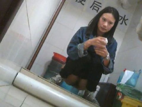 【盗撮】中国の「女子トイレ」が盗撮の宝庫だと話題に。。これはヒドイ・18枚目