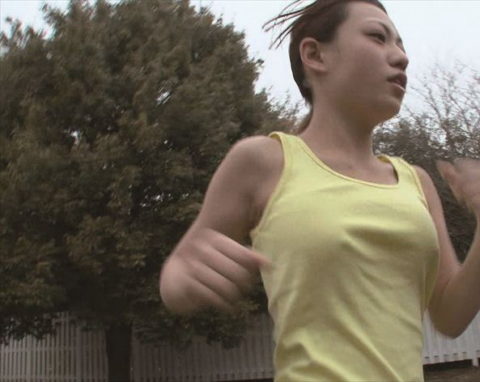 ノーブラ女さん、そのままマラソンしておっぱいが”ゆっさゆっさ”しちゃうｗｗｗｗｗ（エロ画像）・18枚目