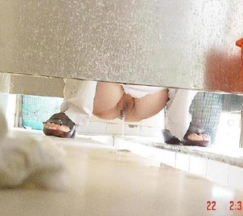 【盗撮】中国の「女子トイレ」が盗撮の宝庫だと話題に。。これはヒドイ・23枚目