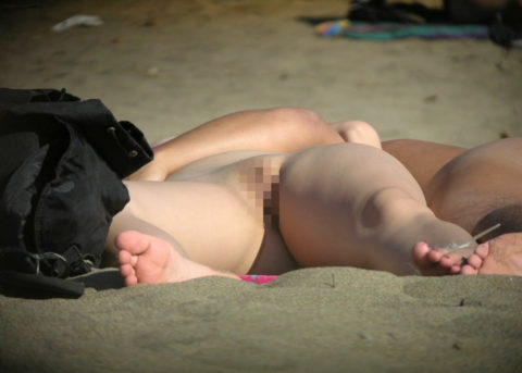 ヌーディストビーチで超ベストアングルで盗撮した写真がこちら。。パーフェクト！ｗｗｗｗｗ・28枚目