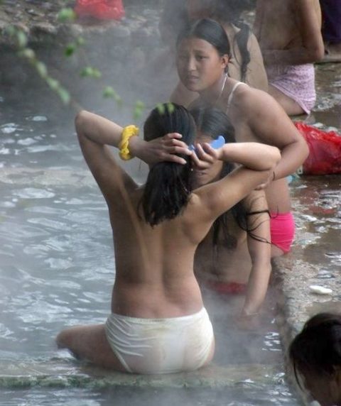 中国の「混浴露天風呂」不衛生かもしれんが、いい意味で無法地帯ｗｗｗｗｗｗ（画像あり）・1枚目
