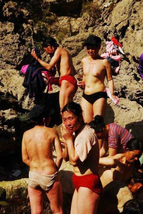 中国の「混浴露天風呂」不衛生かもしれんが、いい意味で無法地帯ｗｗｗｗｗｗ（画像あり）・15枚目