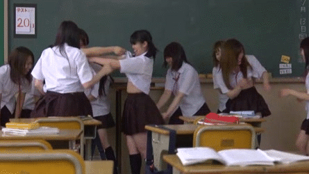 【女子校GIF】女の子だけの学校で撮影されてる悪ノリ。恥ずかしいとか無いんか？？（GIF24枚）・19枚目