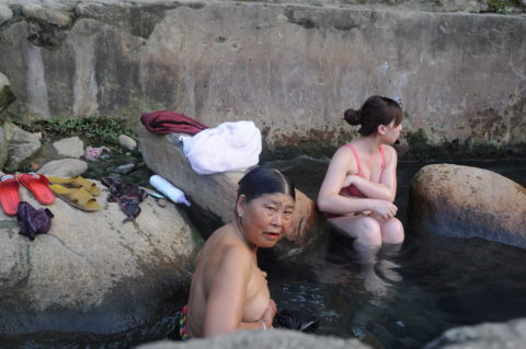 中国の「混浴露天風呂」不衛生かもしれんが、いい意味で無法地帯ｗｗｗｗｗｗ（画像あり）・19枚目