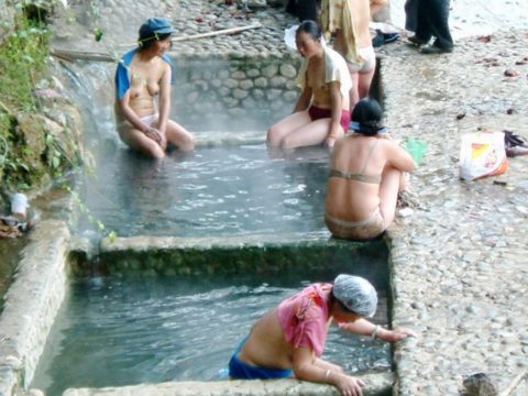 中国の「混浴露天風呂」不衛生かもしれんが、いい意味で無法地帯ｗｗｗｗｗｗ（画像あり）・2枚目