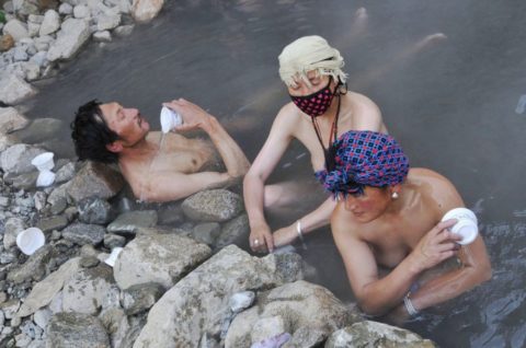 中国の「混浴露天風呂」不衛生かもしれんが、いい意味で無法地帯ｗｗｗｗｗｗ（画像あり）・4枚目