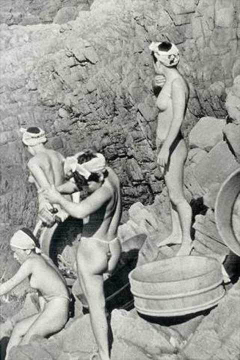 【エロ画像】貴重なエロ画像。昔の「海女さん」ガチ全裸で仕事してたｗｗｗｗｗｗ・12枚目