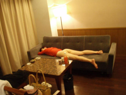 「マンコ丸出し」で寝てしまった事後の女性たちが撮影された写真まとめ。（エロ画像）・2枚目