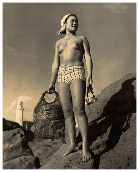 【エロ画像】貴重なエロ画像。昔の「海女さん」ガチ全裸で仕事してたｗｗｗｗｗｗ・21枚目