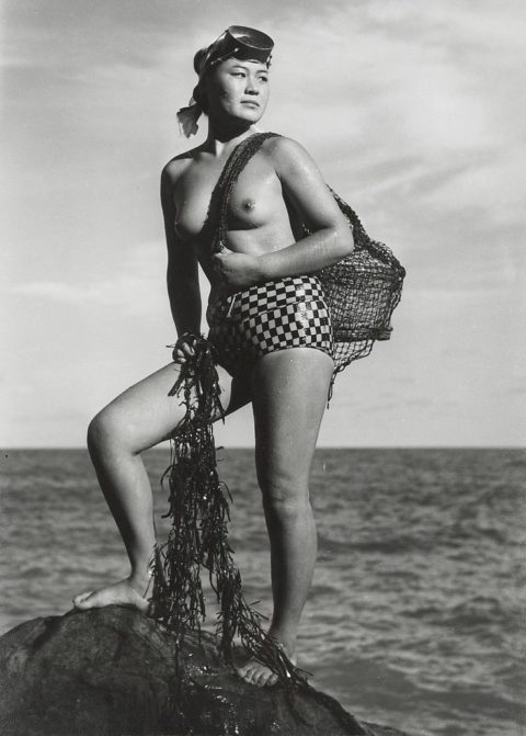 【エロ画像】貴重なエロ画像。昔の「海女さん」ガチ全裸で仕事してたｗｗｗｗｗｗ・4枚目