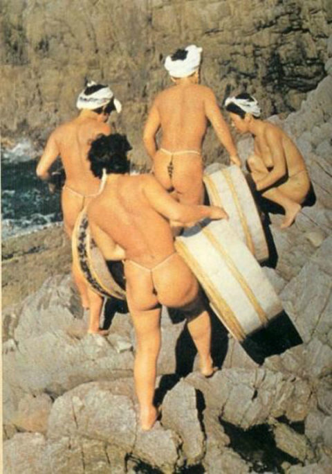 【エロ画像】貴重なエロ画像。昔の「海女さん」ガチ全裸で仕事してたｗｗｗｗｗｗ・5枚目