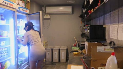 【エロ画像】韓国女子が超ミニスカでバイトしてる店で撮影されたエロ画像がこれｗｗｗｗｗｗ・5枚目
