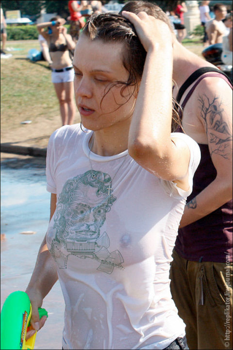 ロシアで女子の乳首が見放題の祭りがあるって知ってる？考えたヤツ神やわｗｗｗｗｗ（エロ画像）・13枚目