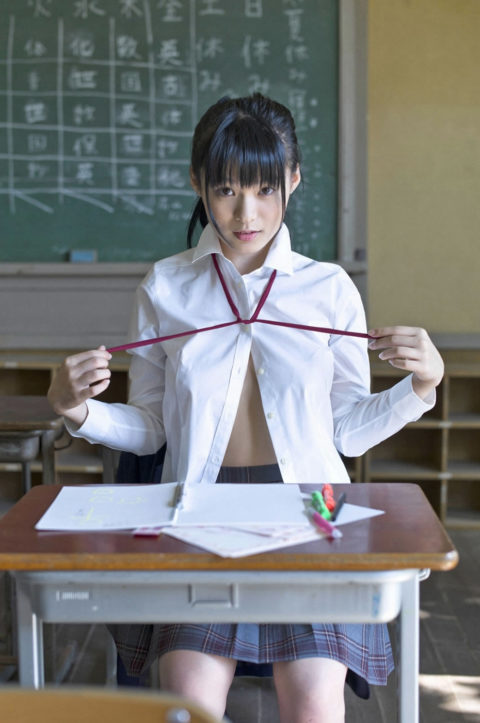 【エロ画像】教室でお着替えする女子学生が撮影される。これは芸術ですｗｗｗｗｗｗ・15枚目