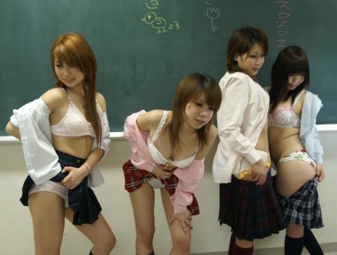 【エロ画像】教室でお着替えする女子学生が撮影される。これは芸術ですｗｗｗｗｗｗ・19枚目