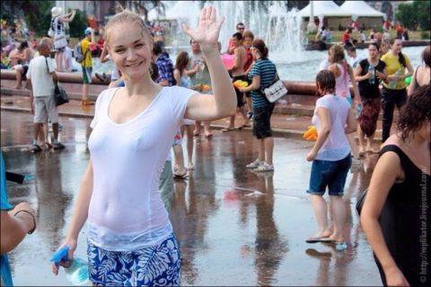 ロシアで女子の乳首が見放題の祭りがあるって知ってる？考えたヤツ神やわｗｗｗｗｗ（エロ画像）・3枚目