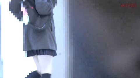 【ガチ盗撮】女子学生さん、駅構内で盗撮されトイレで顔射される問題映像・・・・2枚目