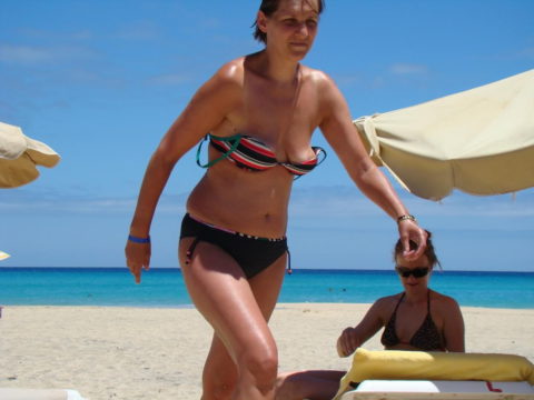 素人の巨乳まんさんがビーチで爆死（ポロリ）してる瞬間ヤッバｗｗｗｗｗｗｗ（エロ画像）・21枚目