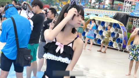 【コスプレ】中国で開催された一般プールでの撮影会。エロすぎて草ｗｗｗｗｗｗ・1枚目