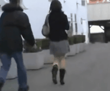 【GIFエロ】通行人のスカートを捲ってダッシュで逃げるイタズラ。。・15枚目