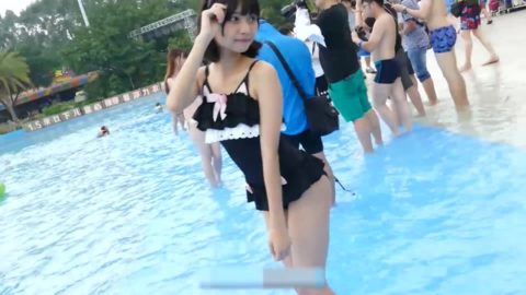 【日本より自由】中国で開催された一般プールでのレイヤー撮影会。エロすぎて草ｗｗｗｗｗｗ・2枚目