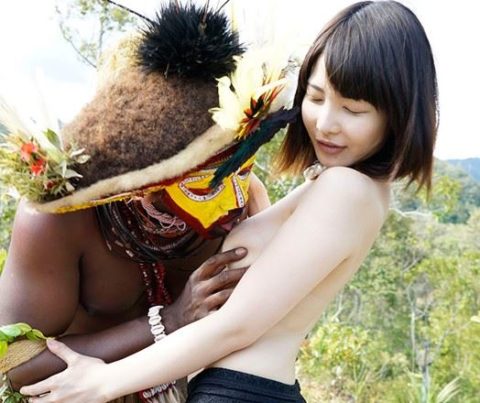 原住民VS日本女の異人種セックスのインパクトが半端じゃないｗｗｗｗｗｗ（エロ画像）・3枚目