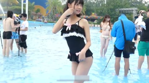 【コスプレ】中国で開催された一般プールでの撮影会。エロすぎて草ｗｗｗｗｗｗ・4枚目