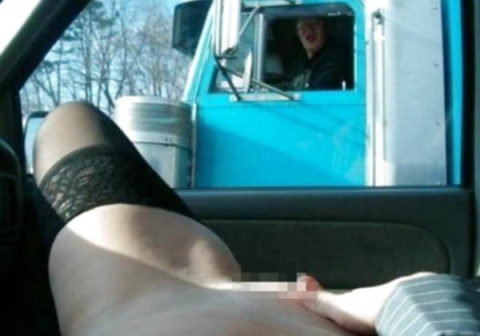 【盗撮】トラックの運転手さん、暇つぶしにヤバいものを撮影するｗｗｗｗｗｗ・4枚目