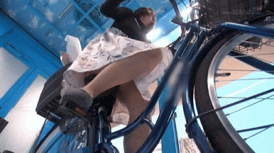 【エロ画像】”ディルド”付いてる自転車に乗った女…こぐ度に上下するのヤバイｗｗｗｗ・9枚目