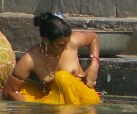 【エロ画像】おっぱい丸出しで水浴びするインドの神大河ｗｗｗｗｗｗｗｗ・11枚目