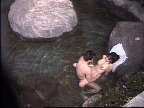 【エロ画像】貸し切りの露天風呂でカップルが行う行動ｗｗｗｗｗｗ・4枚目