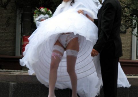 【エロ画像】ウエディングドレスの花嫁にありがちなハプニングｗｗｗｗｗｗ・1枚目