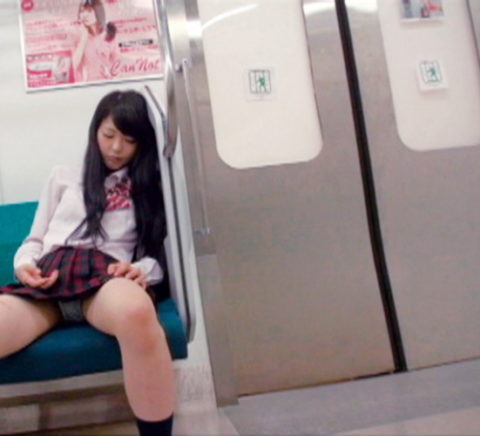 【パンチラ盗撮】電車で居眠りしてる女さん、がっつりパンツを撮られる（22枚）・11枚目