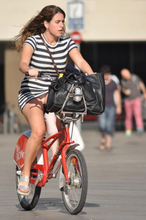 ミニスカ女子さん自転車で疾走してる光景を撮影されパンチラ見放題ｗｗｗｗｗ・12枚目