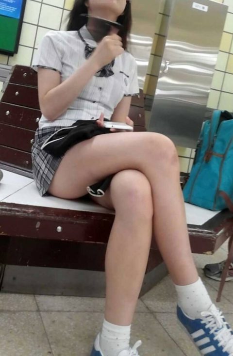 韓国の女子学生さん、ミニスカでお股を集中撮影されるｗｗｗｗｗｗ（22枚）・12枚目