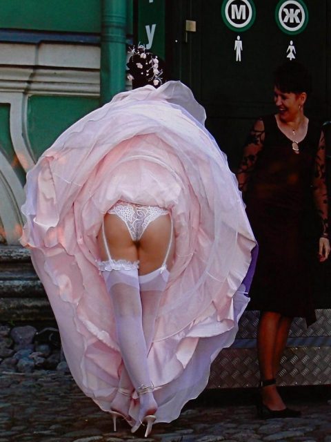 【エロ画像】ウエディングドレスの花嫁にありがちなハプニングｗｗｗｗｗｗ・15枚目