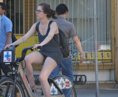 ミニスカ女子さん自転車で疾走してる光景を撮影されパンチラ見放題ｗｗｗｗｗ・18枚目