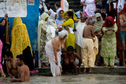【エロ画像】おっぱい丸出しで水浴びするインドの神大河ｗｗｗｗｗｗｗｗ・22枚目