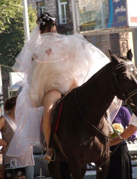 【エロ画像】ウエディングドレスの花嫁にありがちなハプニングｗｗｗｗｗｗ・7枚目