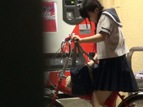 【エロ画像】自転車のサドルで腰をクネクネしてる女の子たちｗｗｗｗｗｗ・1枚目