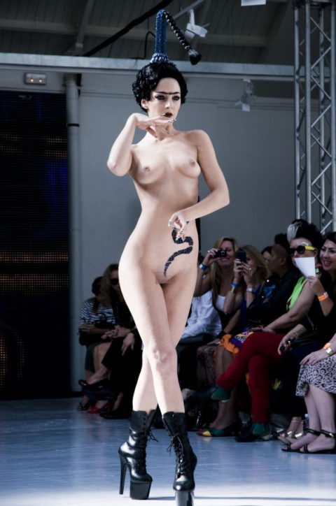 【エロGIF】ファッションショーなのに全裸ってどういう事なん？ｗｗｗｗｗｗ・11枚目