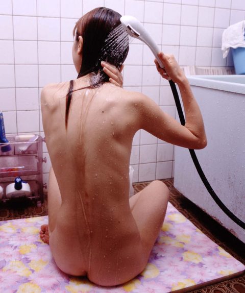 シャワー途中の女さん、後ろから撮影され晒される。（26枚）・2枚目