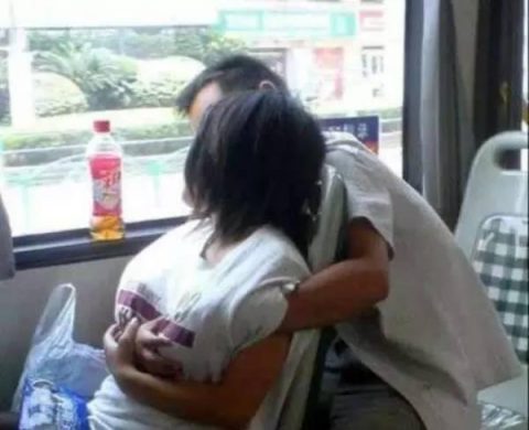 電車内で本気でイチャつくバカップルが撮影される。おっ始めそうｗｗｗｗｗ・13枚目
