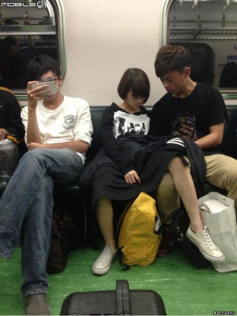 電車内で本気でイチャつくバカップルが撮影される。おっ始めそうｗｗｗｗｗ・15枚目