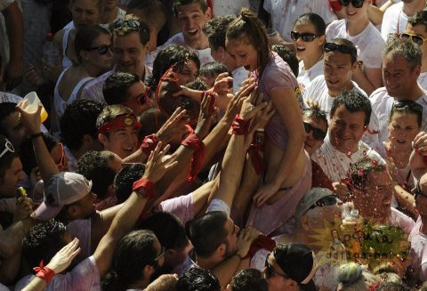 【エロ画像】スペイン祭りとかいう”おっぱい”丸出しにしていいお祭りサイコーｗｗｗｗｗ・13枚目