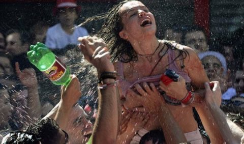【エロ画像】スペイン祭りとかいう”おっぱい”丸出しにしていいお祭りサイコーｗｗｗｗｗ・25枚目