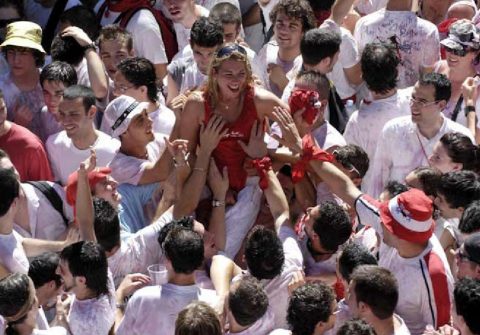 【エロ画像】スペイン祭りとかいう”おっぱい”丸出しにしていいお祭りサイコーｗｗｗｗｗ・34枚目