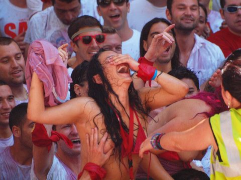 【エロ画像】スペイン祭りとかいう”おっぱい”丸出しにしていいお祭りサイコーｗｗｗｗｗ・9枚目